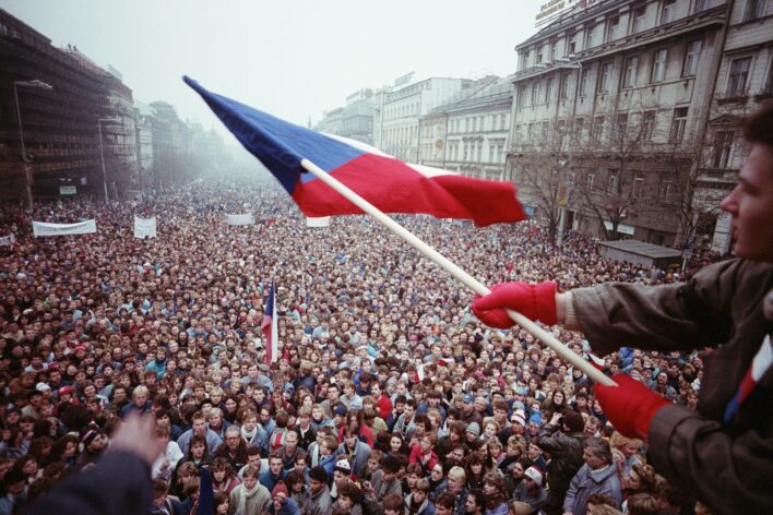 Ať žije svobodná Česká republika, přejeme Vám krásný 17. listopad!